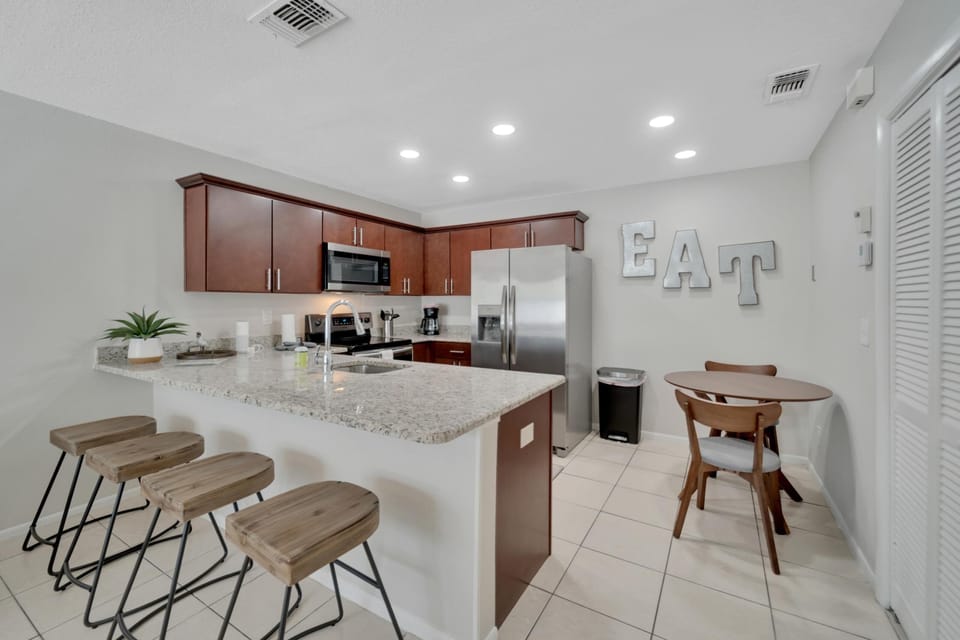 Kitchen/Kitchen Bar