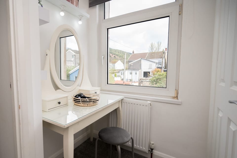 Dressing room and table with mirror