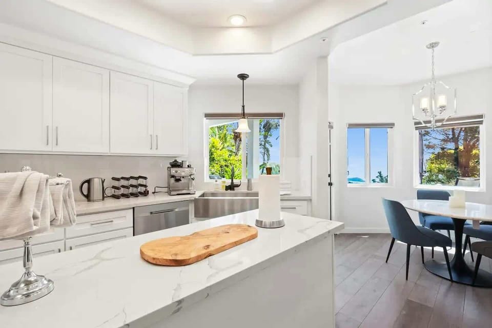 The bright, open space is great for gathering, and can accommodate up to 6 guests.