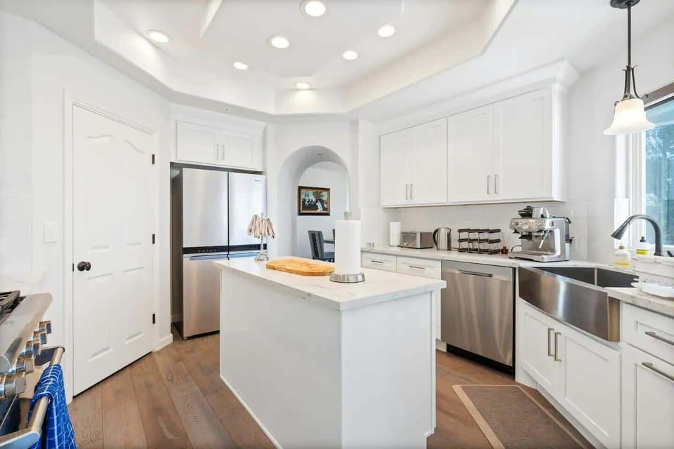 The bright, open space is great for gathering, and can accommodate up to 6 guests.