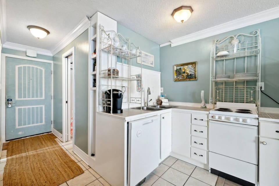 Kitchen, dishwasher, oven