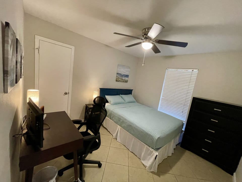 1st room- with desktop/tv monitor and office chair/table. 