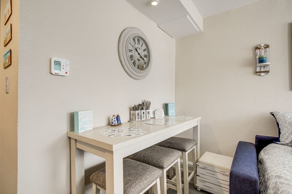 Dining Area | Dishware & Flatware Provided