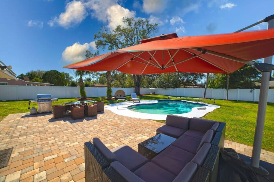 Enjoy this huge private pool. Relax and enjoy a bbq with the family. 