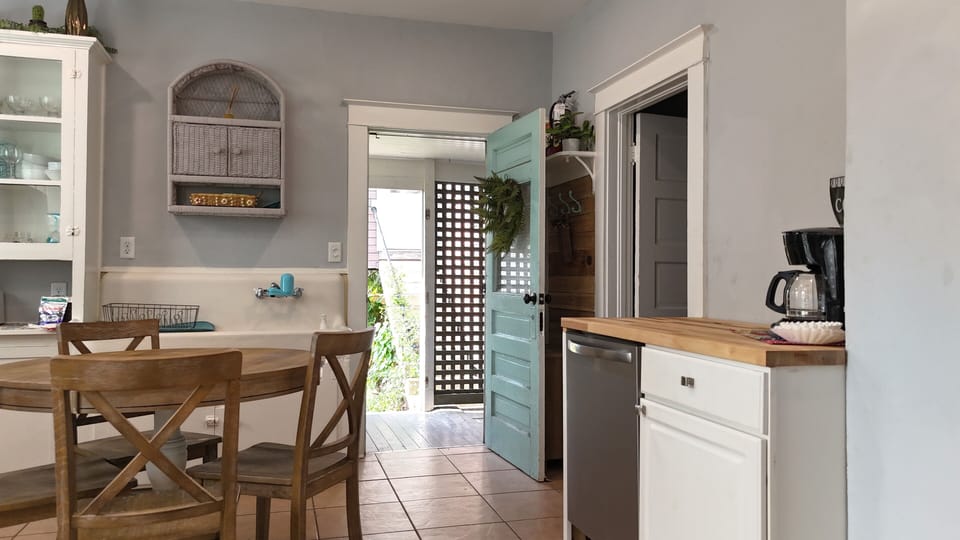 Kitchen dishwasher to the right 