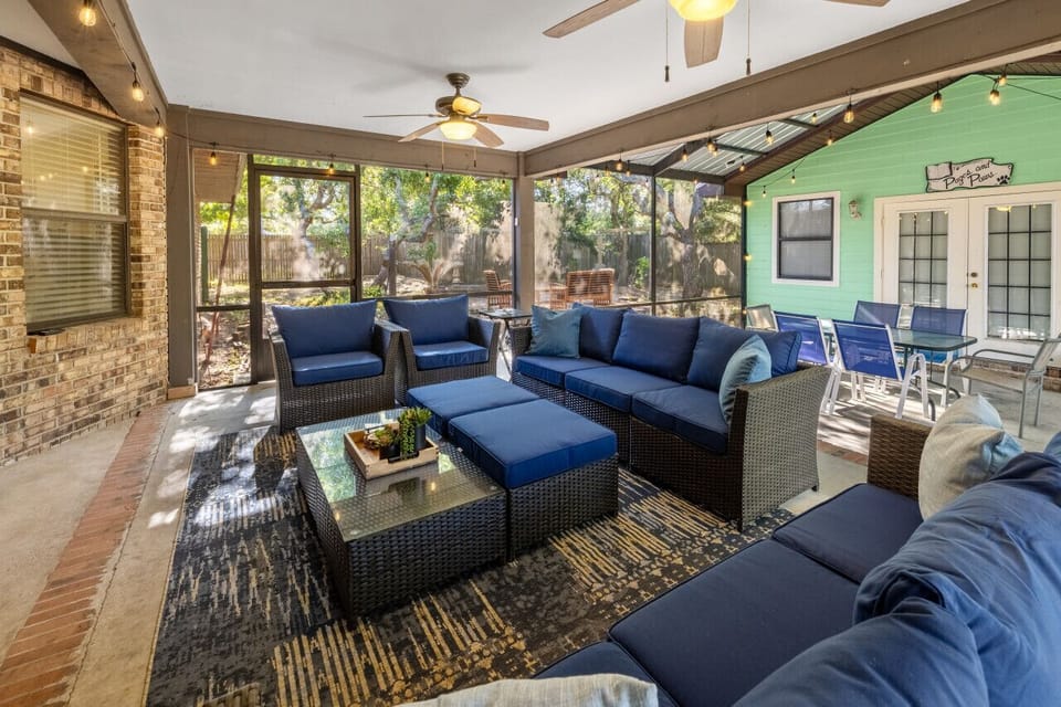 Outside screened patio with lots of seating