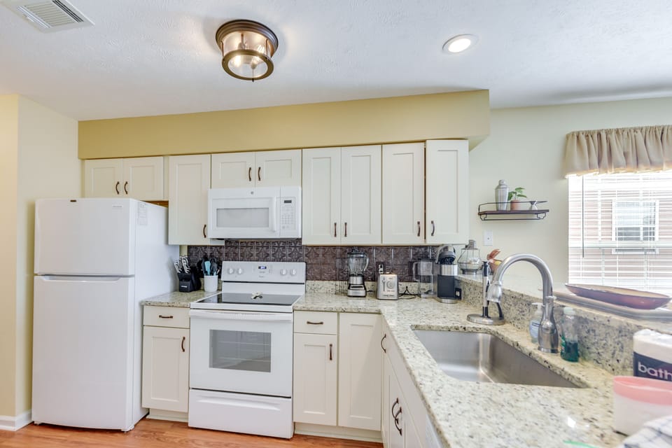 Kitchen | Keurig Coffee Maker | Dishwasher | Blender | Cooking Basics