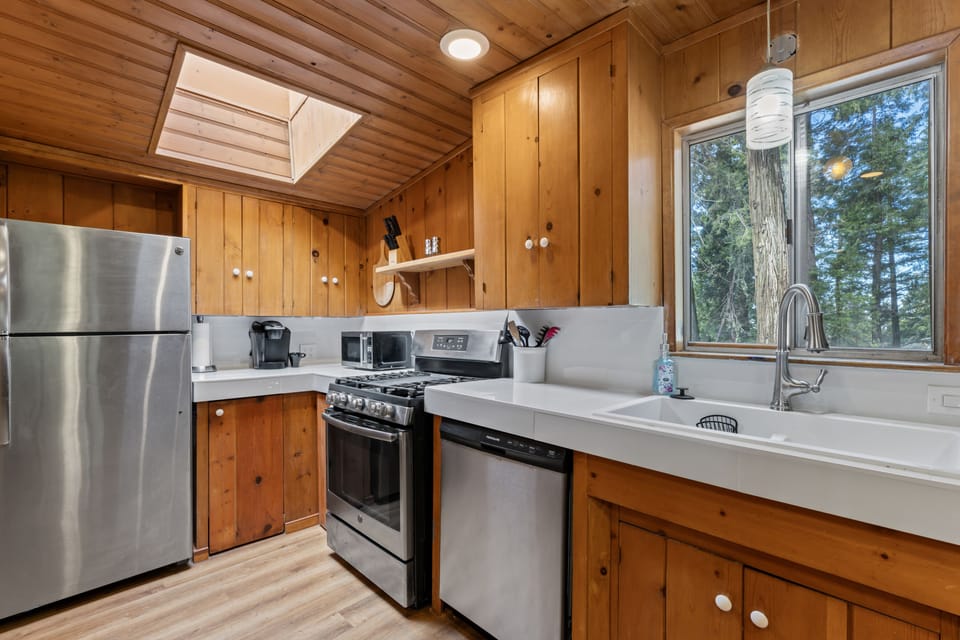 Fully stocked kitchen. Keurig with Coffee provided :) 