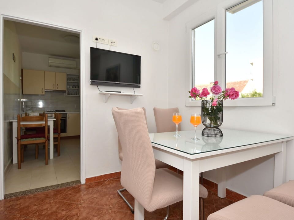 Cloud, Water, Sky, Plant, Property, Azure, Natural Landscape, Swimming Pool, Tree, Vegetation