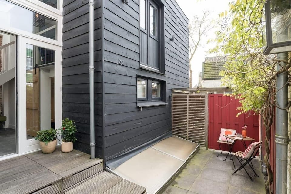 Enjoy your morning coffee on this private patio surrounded by greenery — a hidden gem in the heart of Wormerveer.

