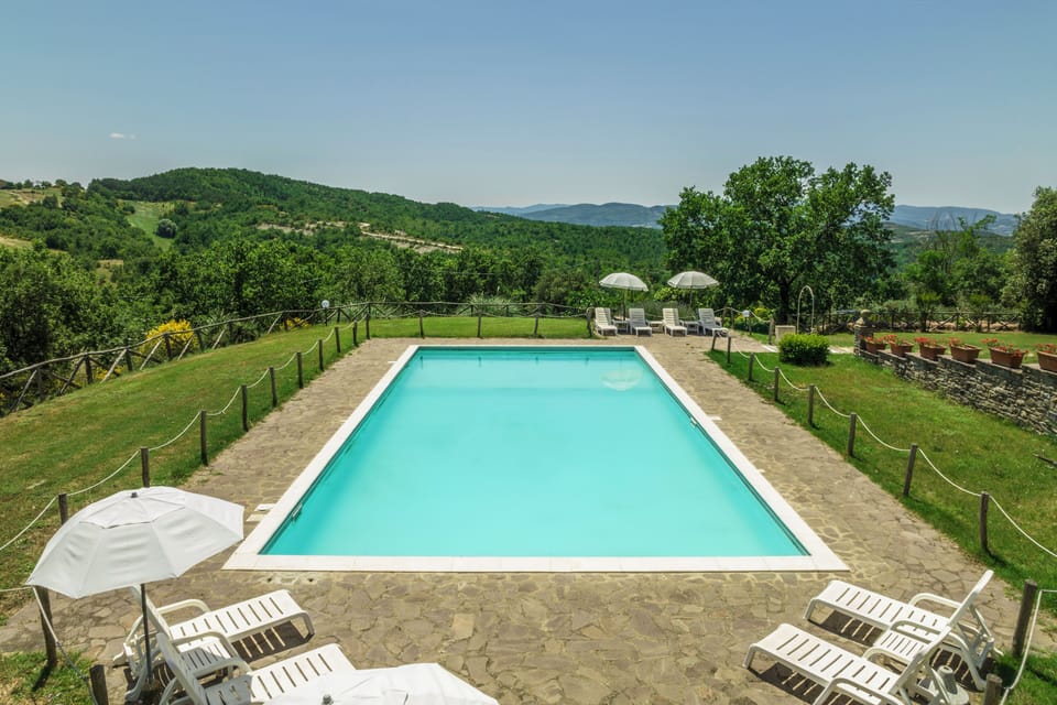 Agriturismo con piscina panoramica e zona relax