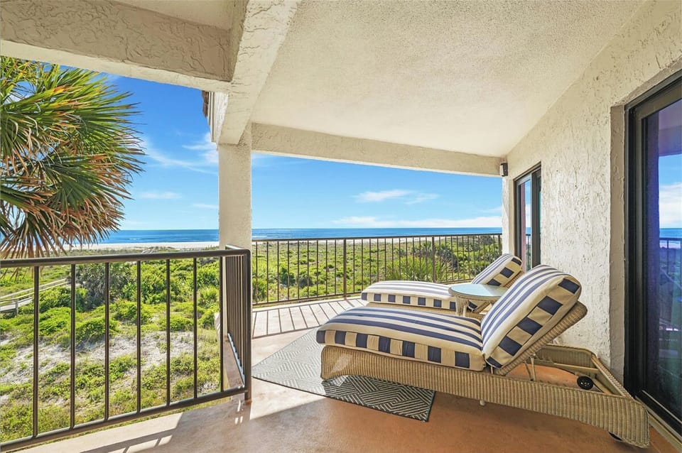 Oceanfront corner balcony