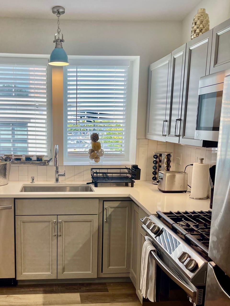 Fully-equipped Kitchen w/stove, oven, microwave, dishwasher, cookware and more.