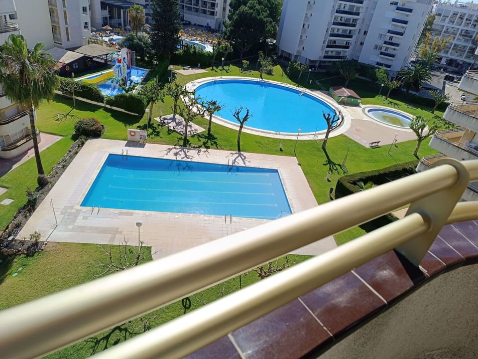 Water, Building, Property, Plant, Swimming Pool, Azure, Tree, Window, Leisure, Urban Design