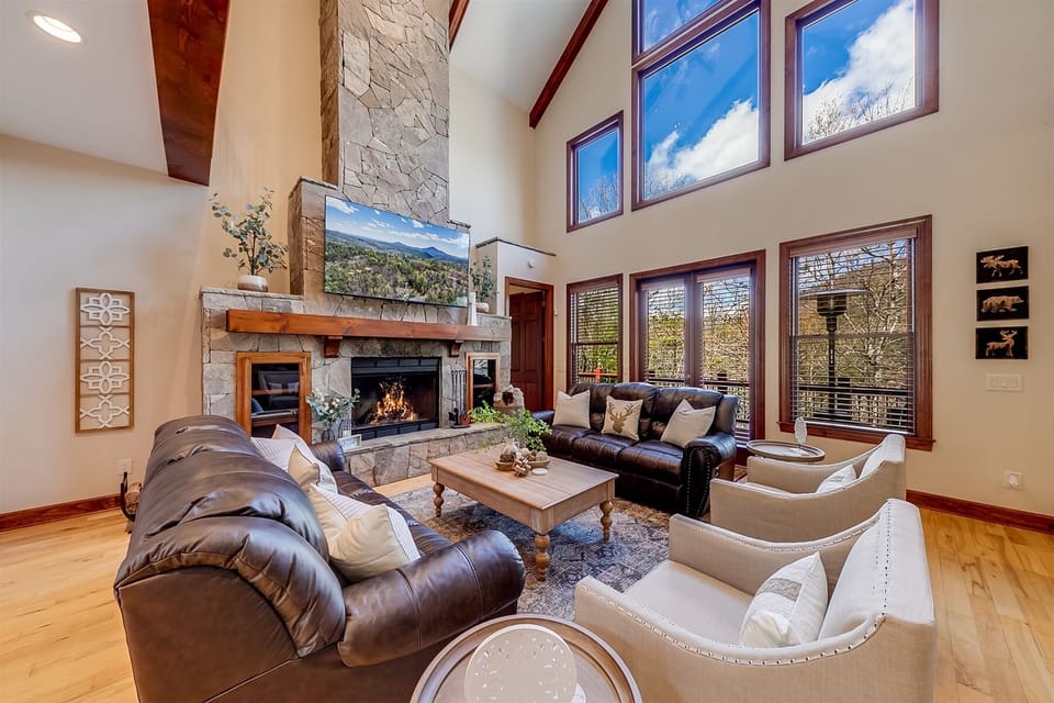 Well-appointed livng area with beautiful views