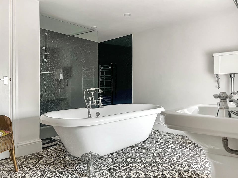 Bathroom | Kent House, Carmarthen