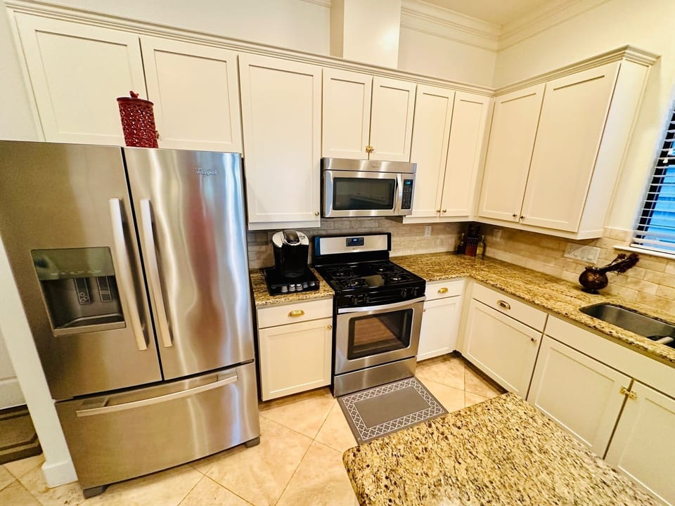 A kitchen perfect for cooking or entertaining!