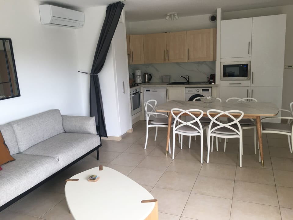 open kitchen fully equiped
