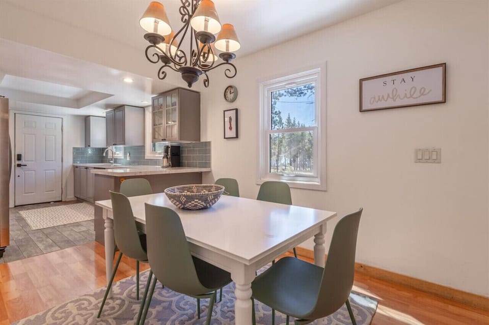 Expandable dining table either for 6 or 8.
