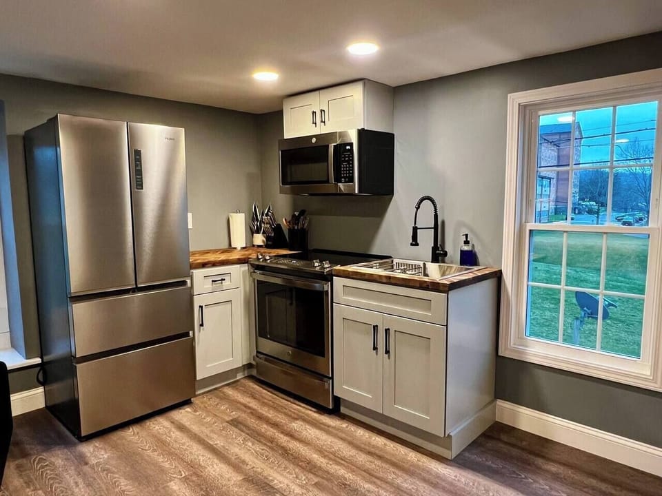 Full kitchen with kitchen tools, oven with air-fryer feature