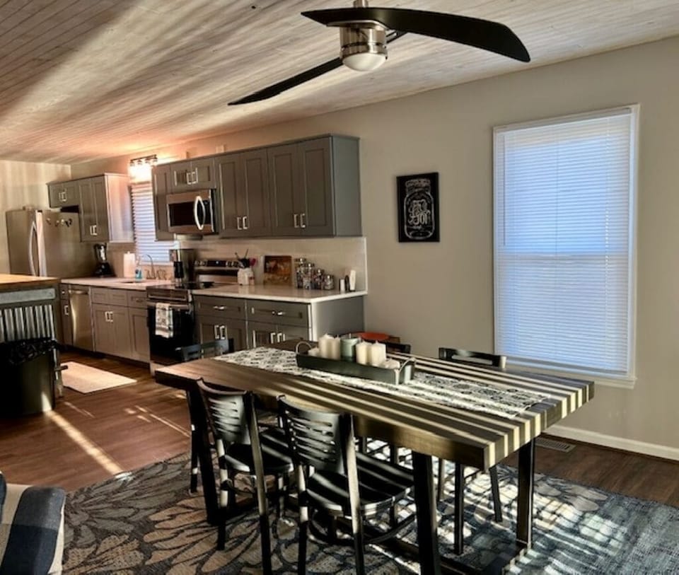 Dining Area- seats 6