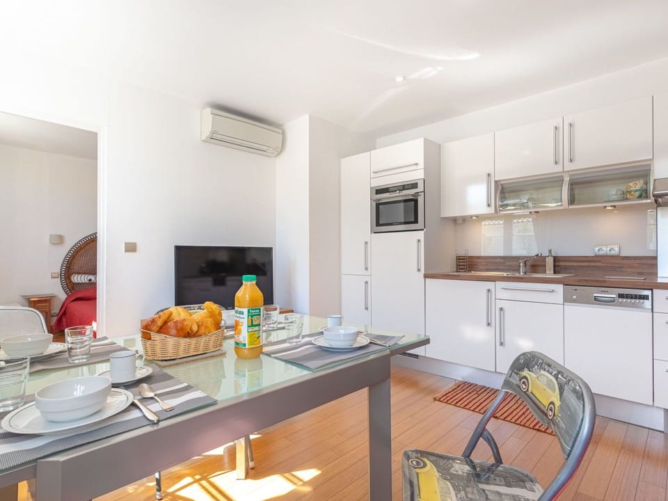 Property, Cabinetry, Furniture, Table, Countertop, Food, Wood, Interior Design, Orange, Kitchen
