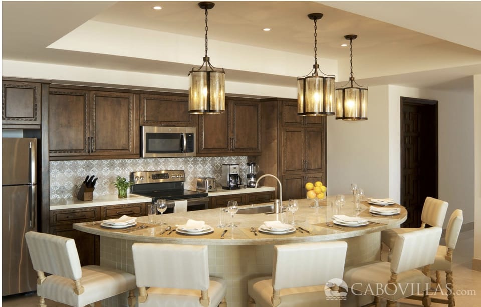 Full Kitchen and dining area