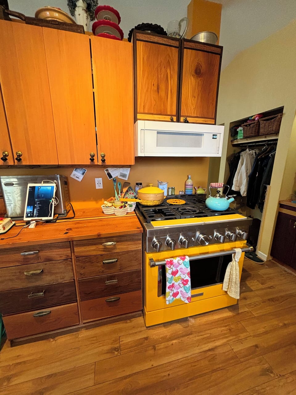 like to cook? 6 burner propane Kitchenaide stove … Yellow!!!