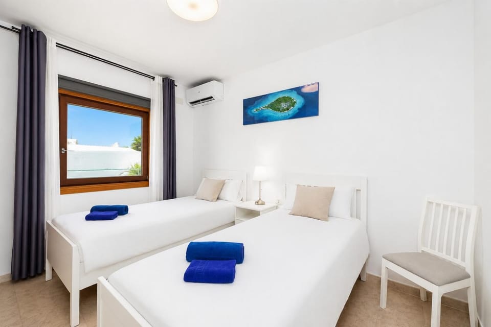 Twin bedroom with A/C