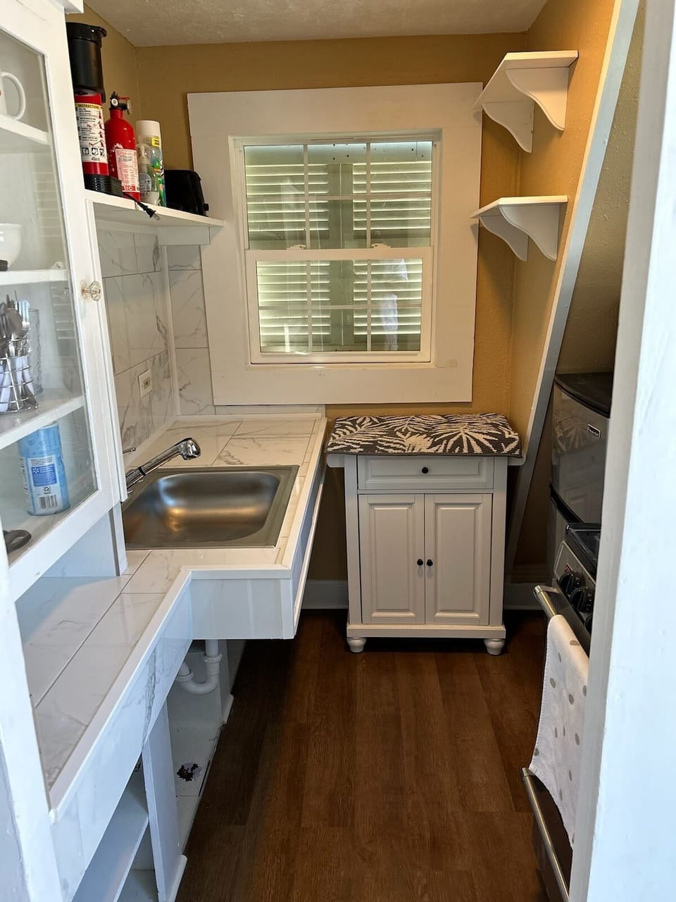 new sink with more countertop!