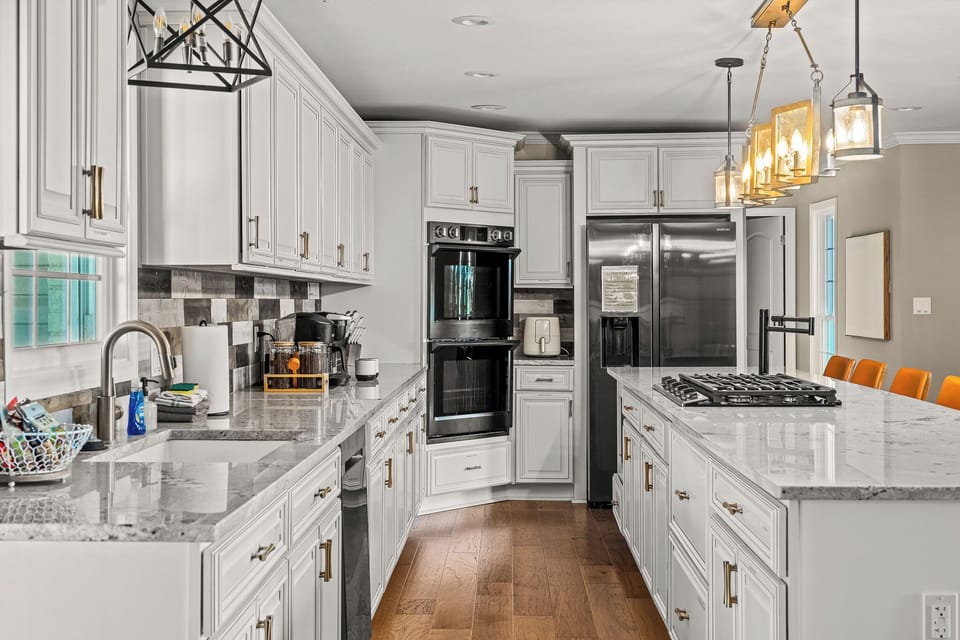 Where family recipes come to life. Fully-stocked chef's kitchen with double ovens, 6-burner range & endless counter space. Because the best conversations happen while stirring sauce. 🥘✨