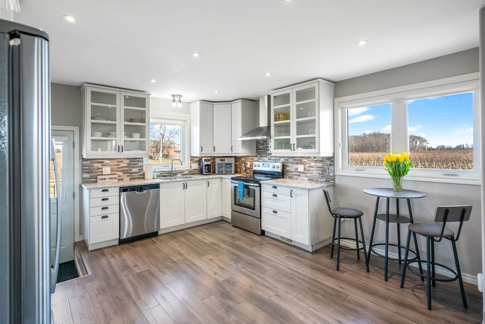 Fully equipped kitchen w/ electric stove oven, dishwasher, coffee maker & more