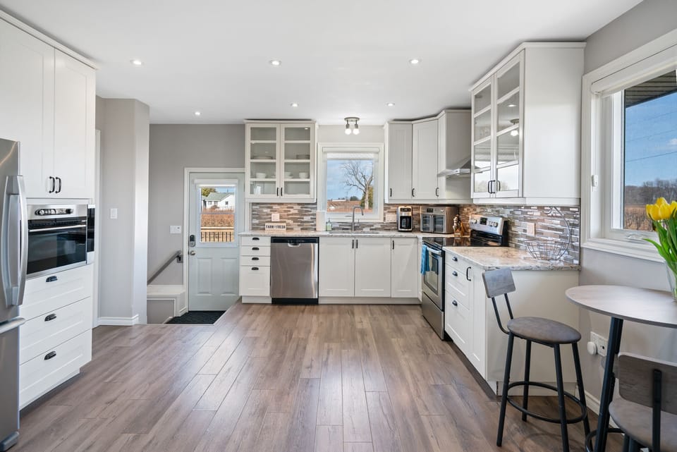 Fully equipped kitchen w/ electric stove oven, dishwasher, coffee maker & more