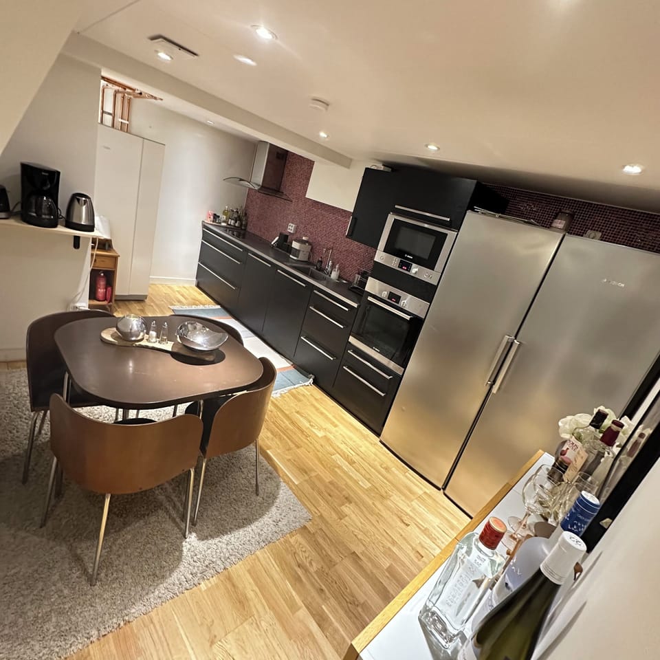 The kitchen has a coffee maker, kettle, blender, and all essential tools.