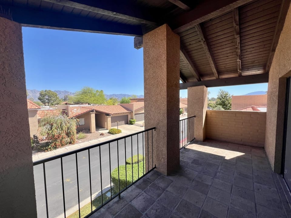 Upstairs balcony with view of the mountains