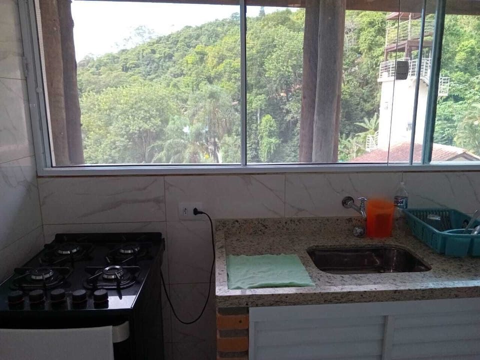 Cozinha completa com uma belíssima vista