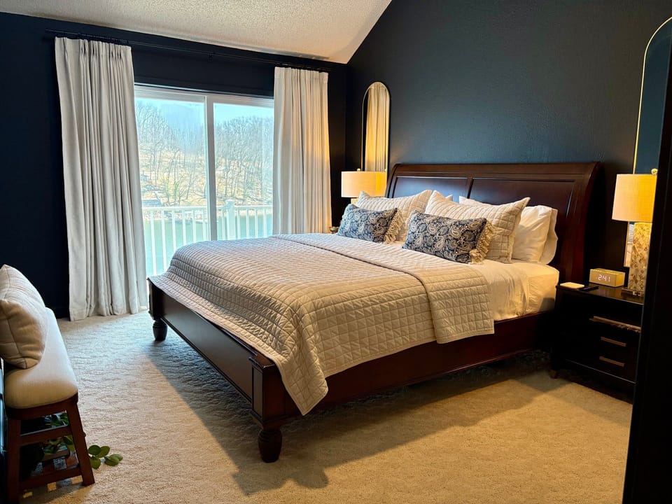 Primary King w/ access to the balcony & private WC