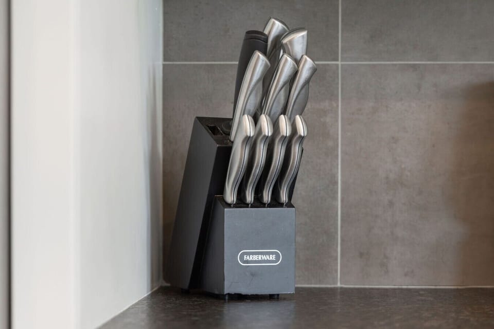 Professional knife set and full cookware — serious cooks welcome.