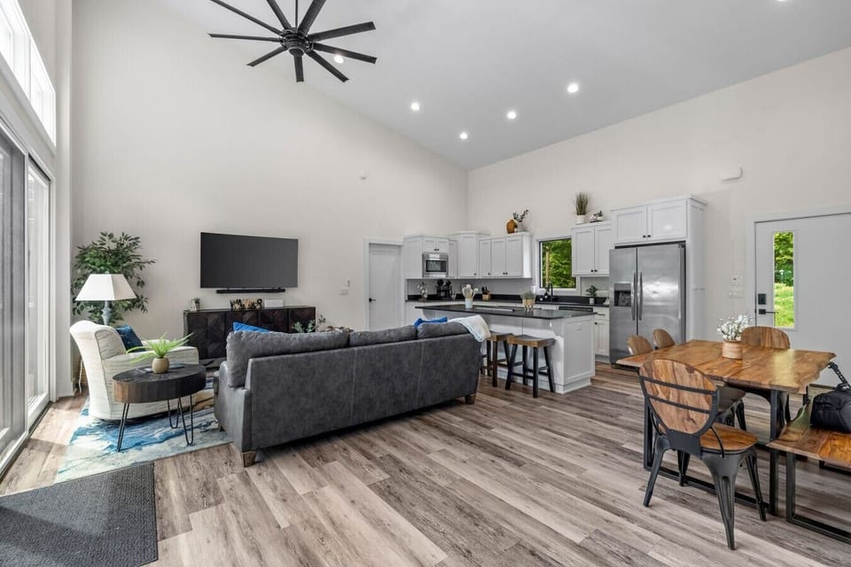 Open-concept living & kitchen — Bella Vista AR vacation rental