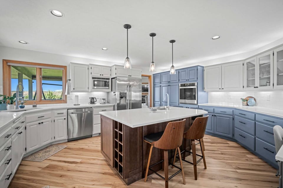 Cook a delicious meal in this spacious and fully equipped kitchen.