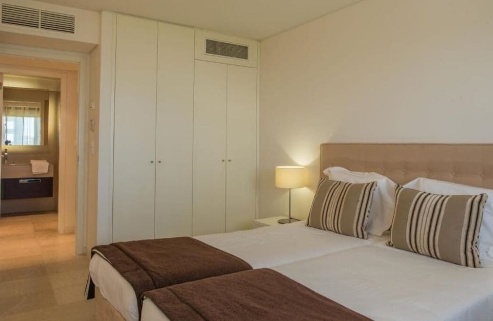 2 Twin beds