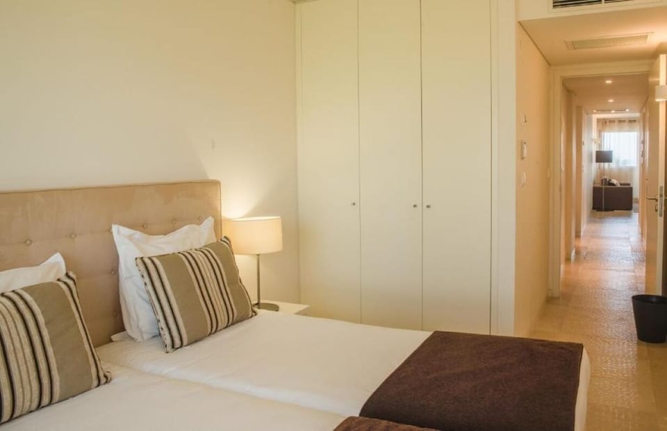 2 Twin beds