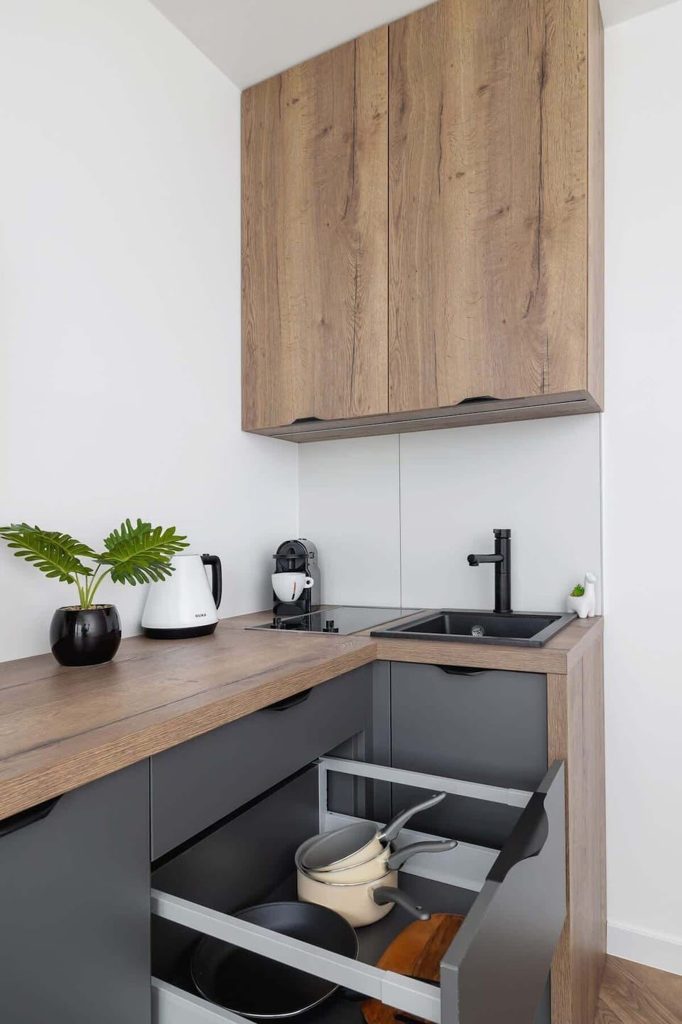 Fully equipped kitchenette with electric hob, fridge, electric kettle, cutlery set, set of dishes, kitchen utensils and coffee maker (for capsules).