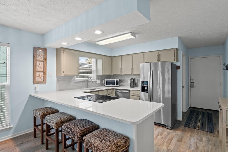 Kitchen with Breakfast Bar