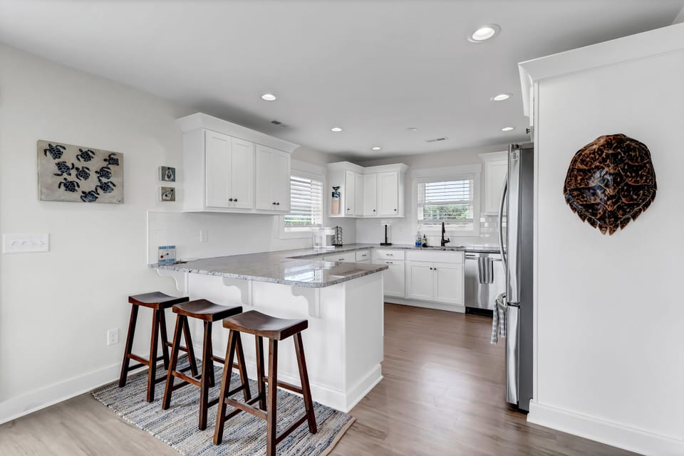 Kitchen to Breakfast Bar Area