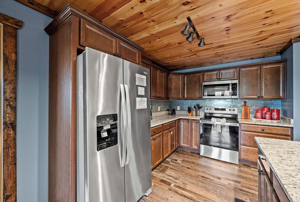Mountain Vibes' fully equipped kitchen