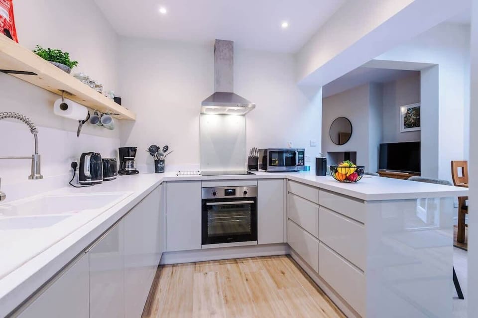 Our modern, fully equipped kitchen features sleek countertops, integrated appliances, and all the essentials, including a coffee maker, microwave, and toaster. Perfect for whipping up meals or enjoying a morning brew in style.