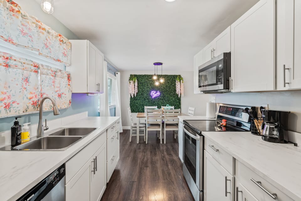 Dolly Haven's kitchen and eat-in area offering a delightful space for guests.