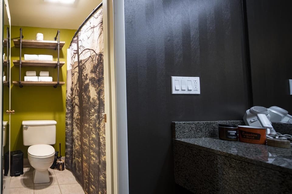 Full bathroom, there’s no need to bring a thing!