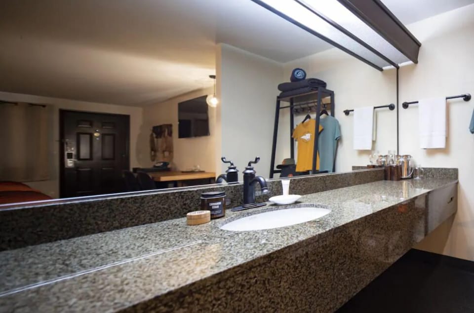 Full bathroom, with all the essentials provided!